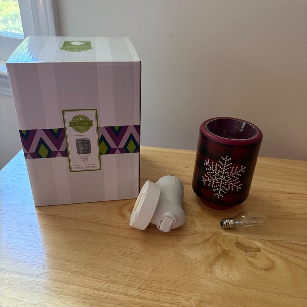 Scentsy Red Plaid Snowflake Warmer